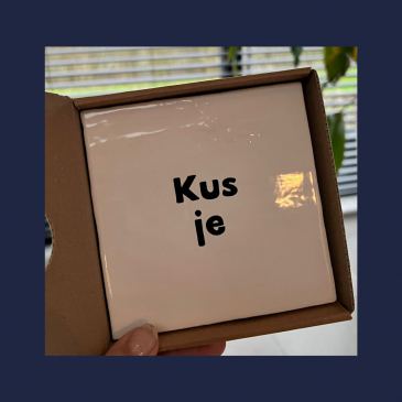 Handgeschilderd tegeltje Kus Je
